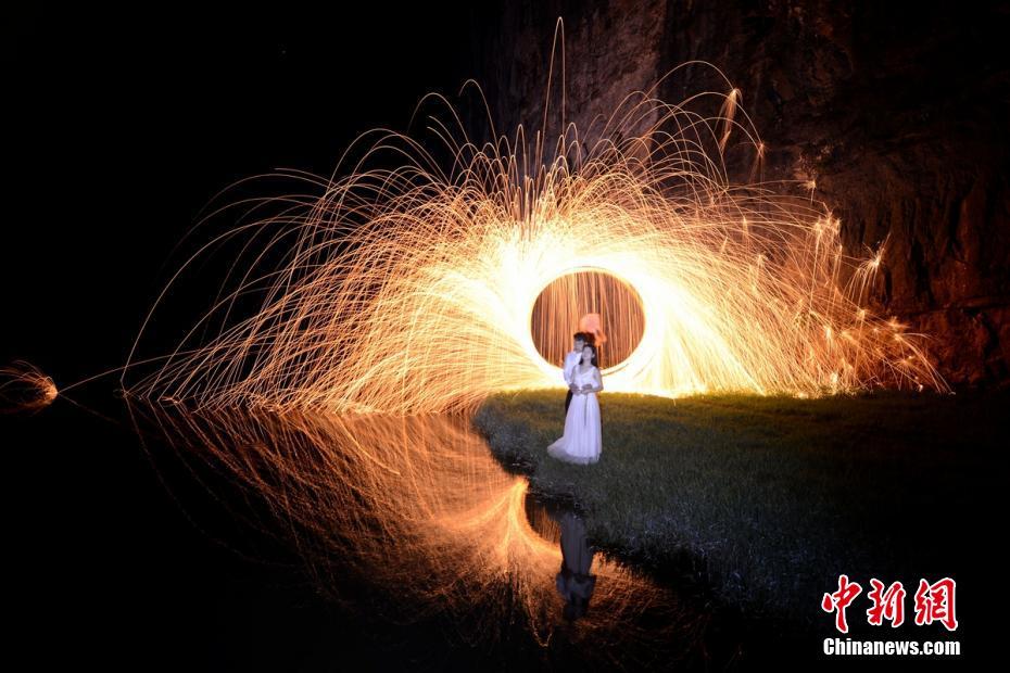 Влюбленные в провинции Хунань делают необычные фотографии на китайский День Святого Валентина