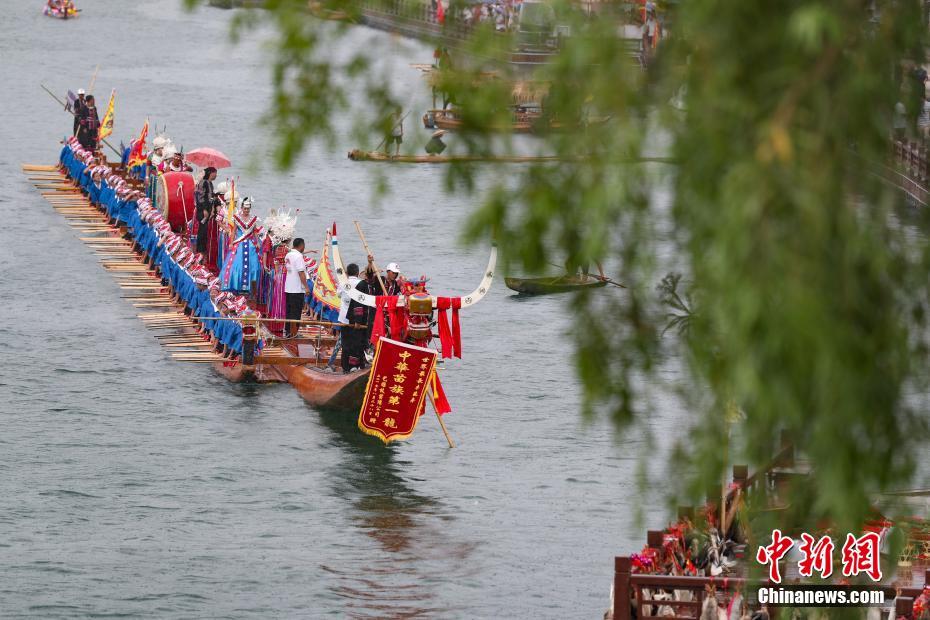 Самая длинная в мире деревянная драконья лодка народности Мяо представлена в Гуйчжоу
