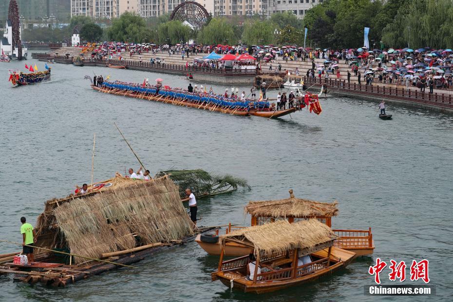 Самая длинная в мире деревянная драконья лодка народности Мяо представлена в Гуйчжоу