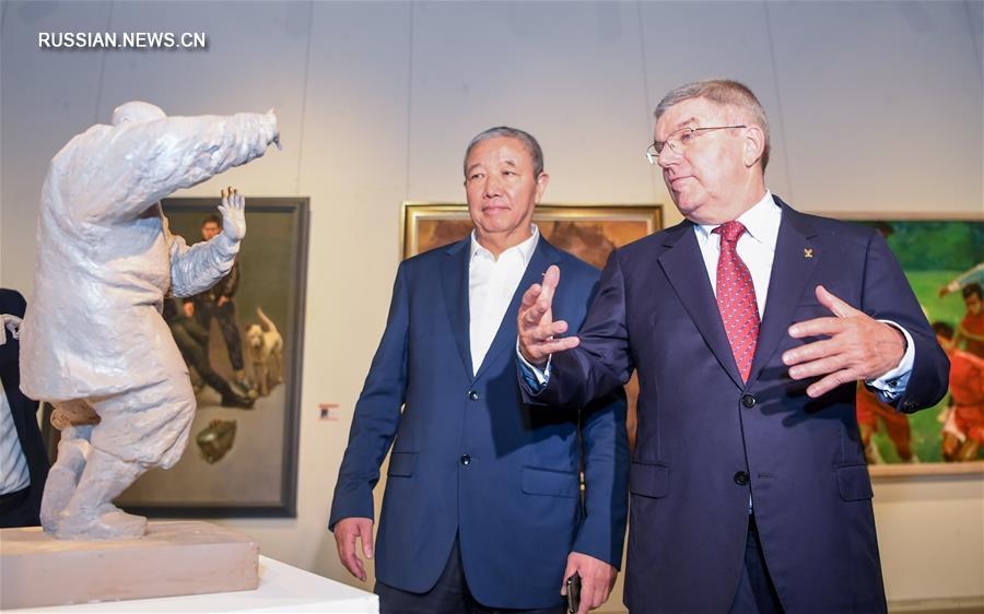 Президент МОК Т. Бах посетил 9-ю Китайскую выставку спортивных художественных произведений