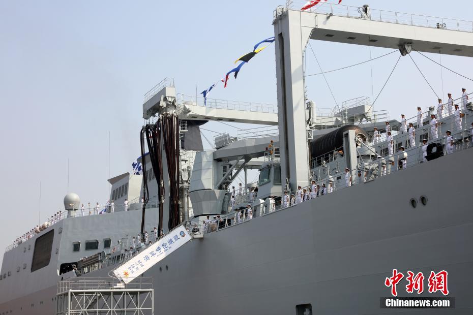 Новый корабль комплексного обеспечения вошел в состав ВМС НОАК