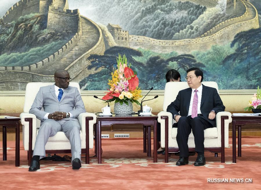 Чжан Дэцзян встретился с председателем Сената Бурунди Р. Ндикурийо