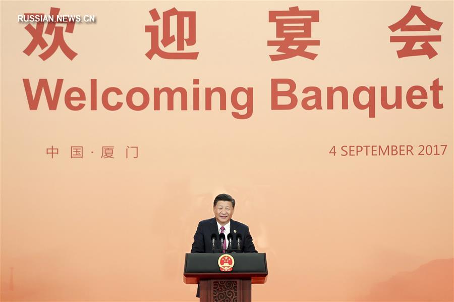 Си Цзиньпин и Пэн Лиюань устроили банкет в честь прибывших в Сямэнь иностранных глав государств с супругами и почетных гостей