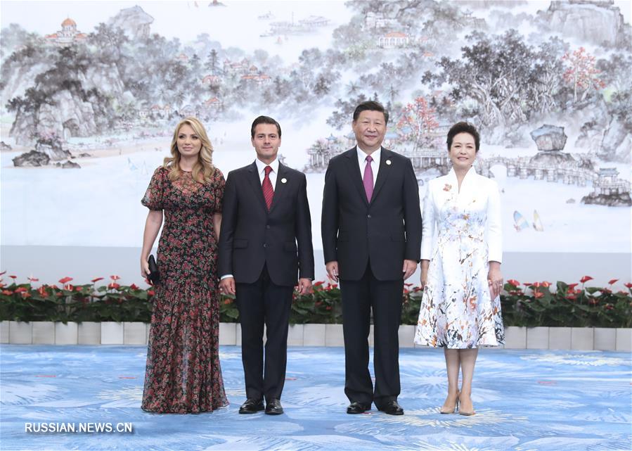 Си Цзиньпин и Пэн Лиюань встретили глав иностранных государств с супругами, прибывших на устроенный в их честь банкет