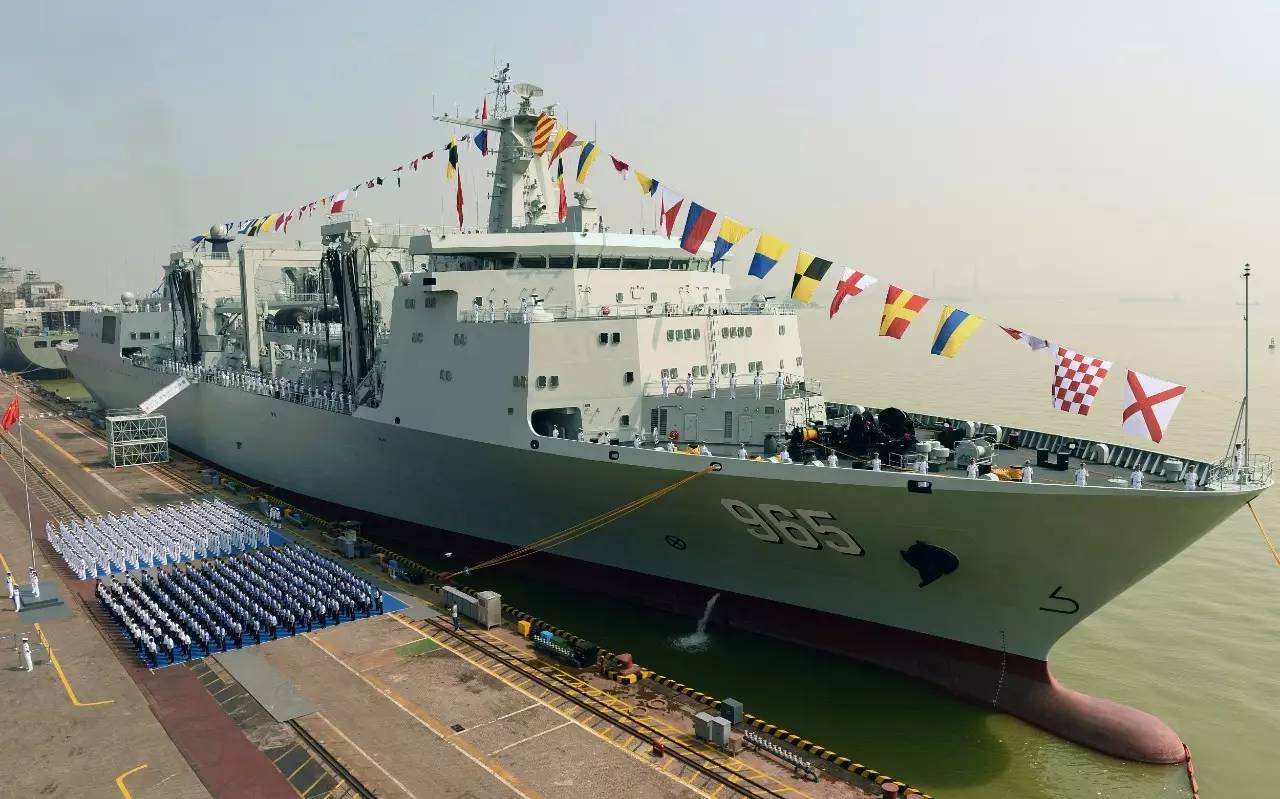 Первый в Китае корабль снабжения с водоизмещением в 40 тыс. т введен в эксплуатацию