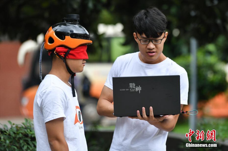 Студенты китайского города Куньмин спроектировали шлем для незрячих и слабовидящих 