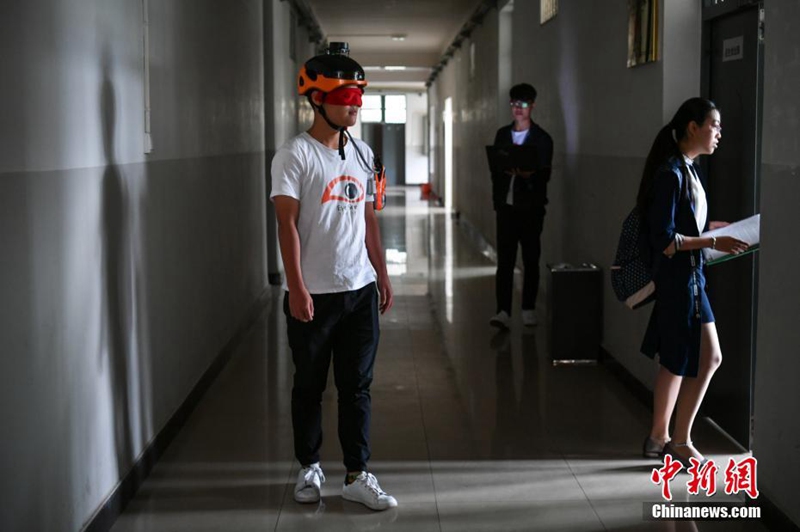 Студенты китайского города Куньмин спроектировали шлем для незрячих и слабовидящих 