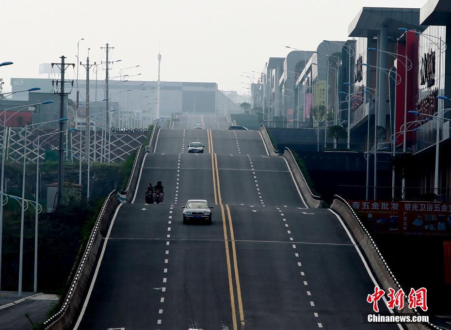 В городе Чунцин построена дорога в форме волны