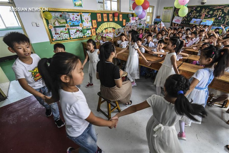 Школьники из уезда Гучэн отмечают День учителя