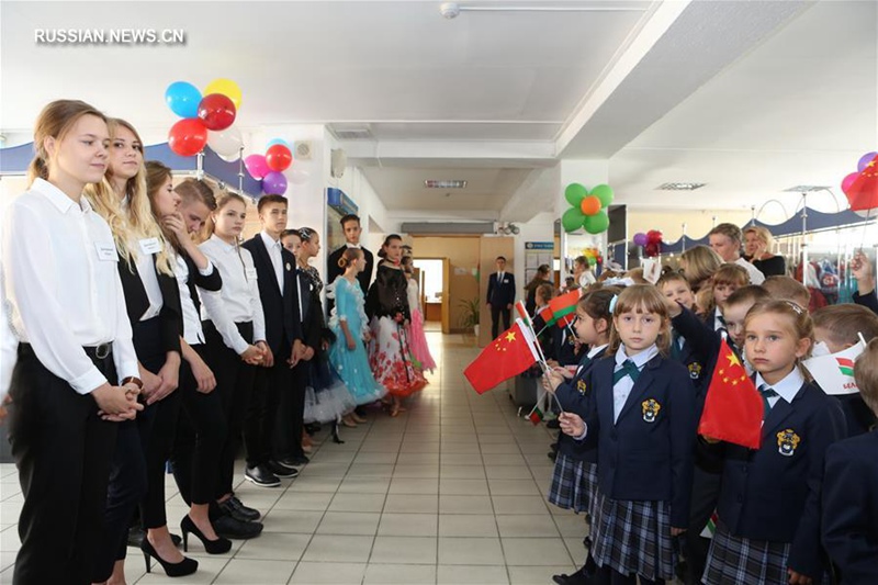 Посольство КНР в Беларуси передало в дар одной из столичных гимназий полностью укомплектованный компьютерный класс