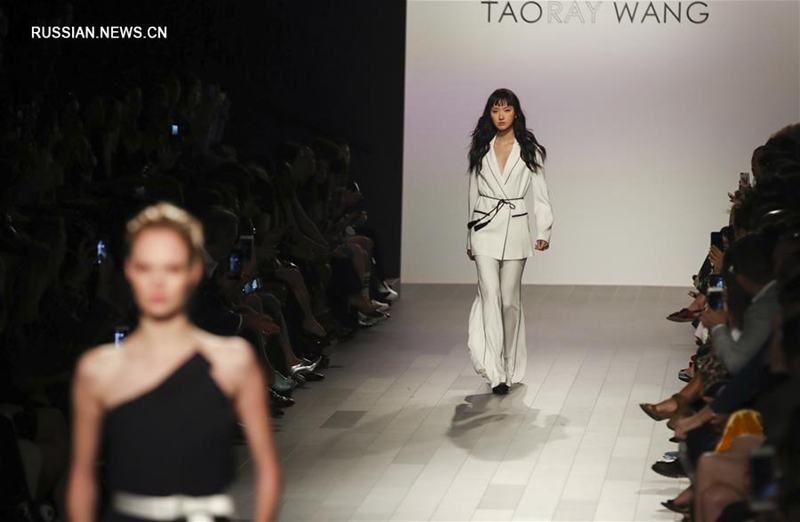 Презентация новой коллекции от Taoray Wang на Нью-Йоркской неделе моды