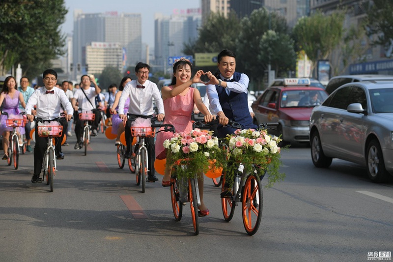 Свадебный кортеж на общественных велосипедах 