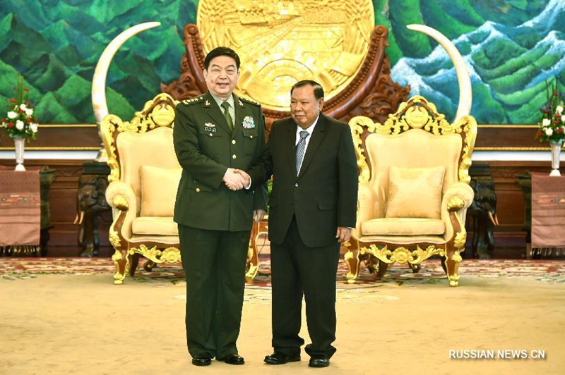 Президент Лаоса Буннянг Ворачит встретился с министром обороны Китая Чан Ваньцюанем