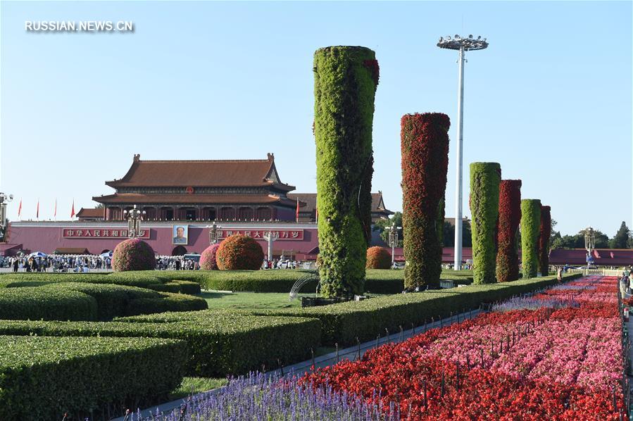 В преддверии Национального праздника КНР площадь Тяньаньмэнь украшают цветами