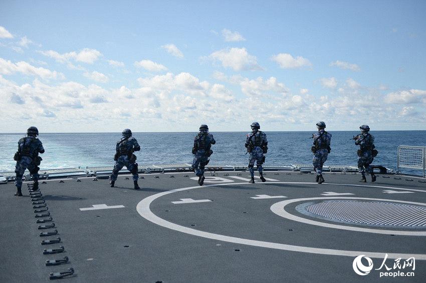 Китайские военнослужающие провели стрелковую тренировку в Японском море