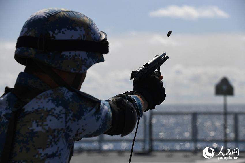 Китайские военнослужающие провели стрелковую тренировку в Японском море