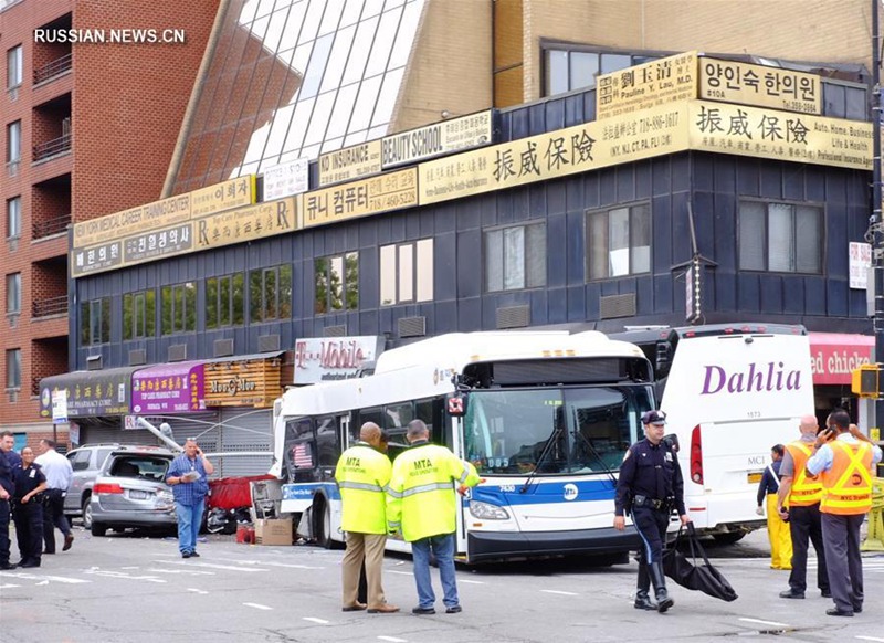 Три человека погибли в результате столкновения автобусов в Нью-Йорке