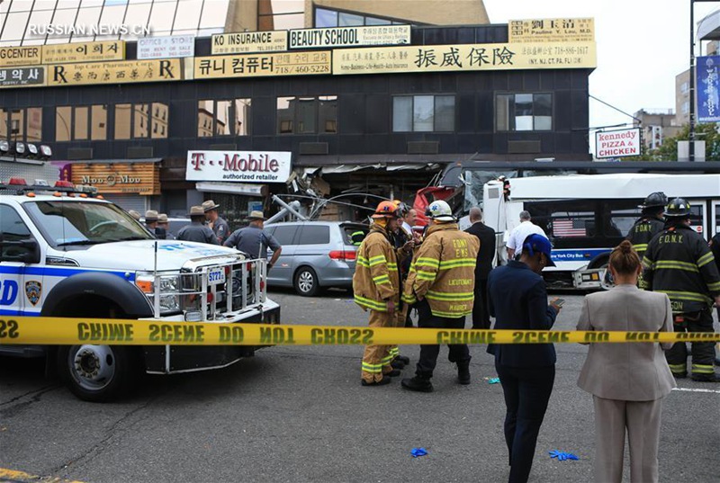 Три человека погибли в результате столкновения автобусов в Нью-Йорке