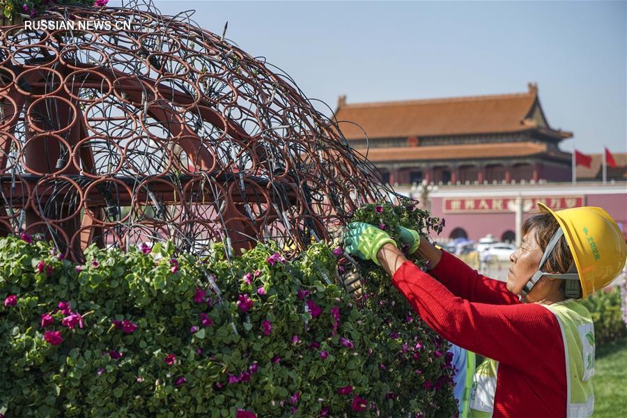 Ко Дню образования КНР центральная площадь китайской столицы превращается в море цветов