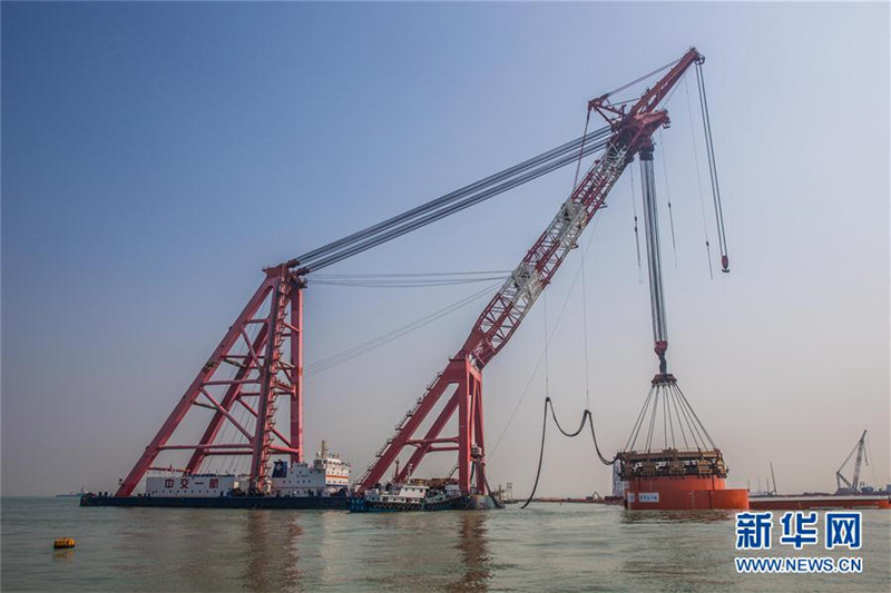 Завершены работы по забивке стальных цилиндрических свай западного искусственного острова моста Шэньчжун 