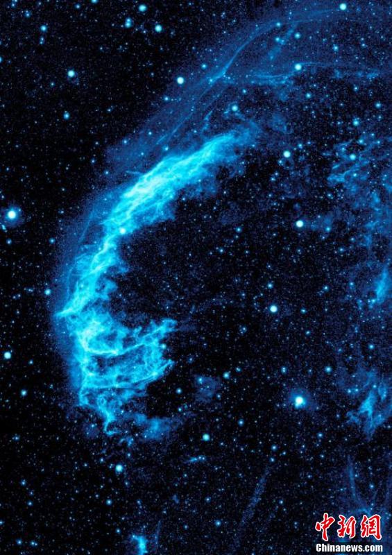 NASA опубликовала фотографии, на которых космос освещен созвездием Лебедь
