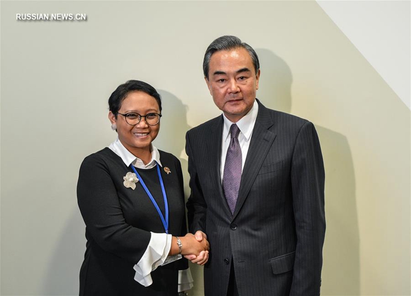 Ван И провел встречу с главой МИД Индонезии Ретно Марсуди