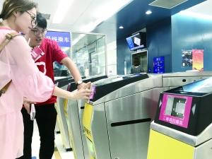 Билеты больше не нужны: На станции линии аэроэкспрессов пекинского метро можно заходить с помощью сканирования штрих-кода