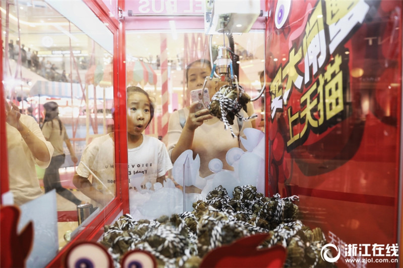 В городе Ханчжоу появился игровой автомат с крабами