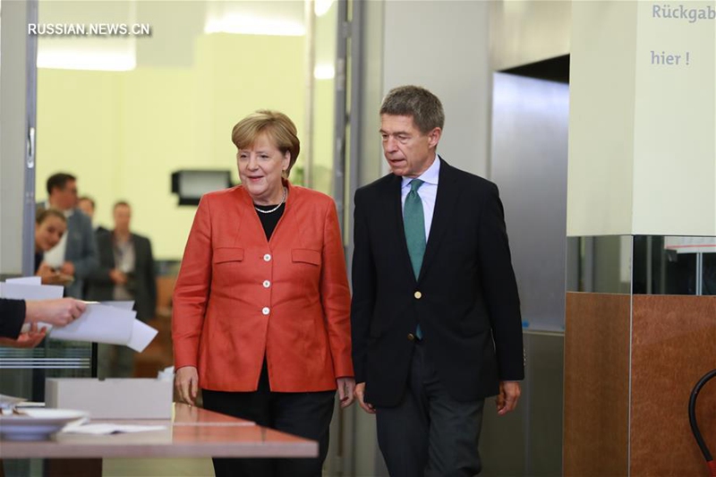 Консервативный блок во главе с А.Меркель получает 32,5 проц голосов -- предварительный экзитпол