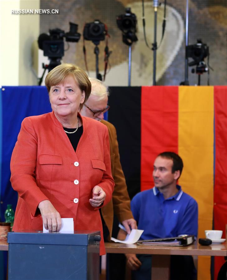 Консервативный блок во главе с А.Меркель получает 32,5 проц голосов -- предварительный экзитпол