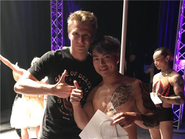 Китайский танцор занял первое место в конкурсе танцев на пилоне 
