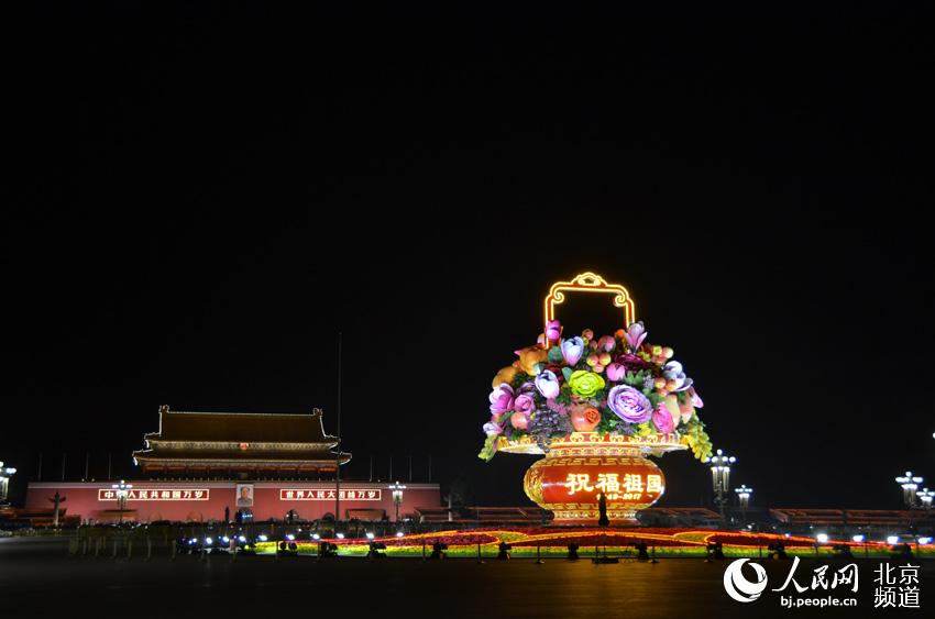 Корзина с цветами на площади Тяньаньмэнь будет подсвечена ночью