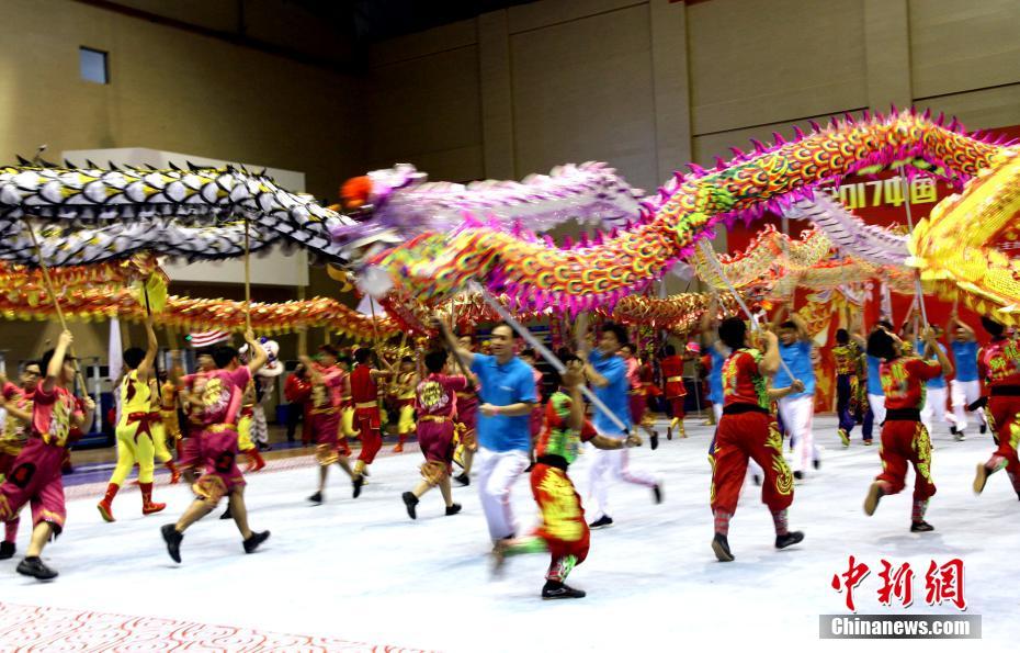 Китайские и иностранные исполнители танца Дракона и Льва собрались в городе Янчжоу