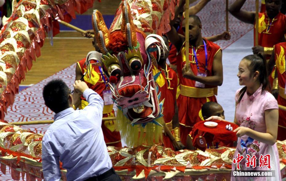 Китайские и иностранные исполнители танца Дракона и Льва собрались в городе Янчжоу