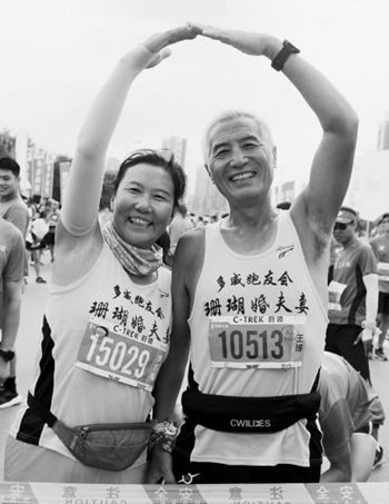 За семь лет 60-летние китайские супруги пробежали 46 марафонов по всему миру