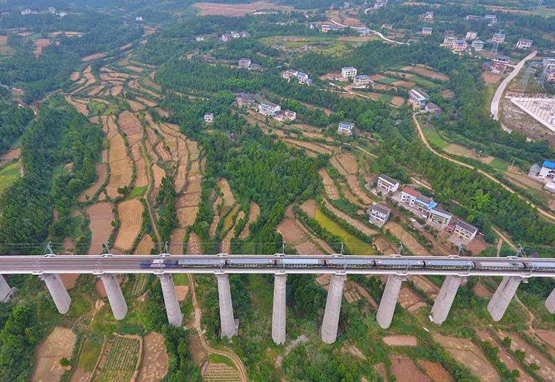 Крупная железнодорожная магистраль введена в эксплуатацию на западе Китая