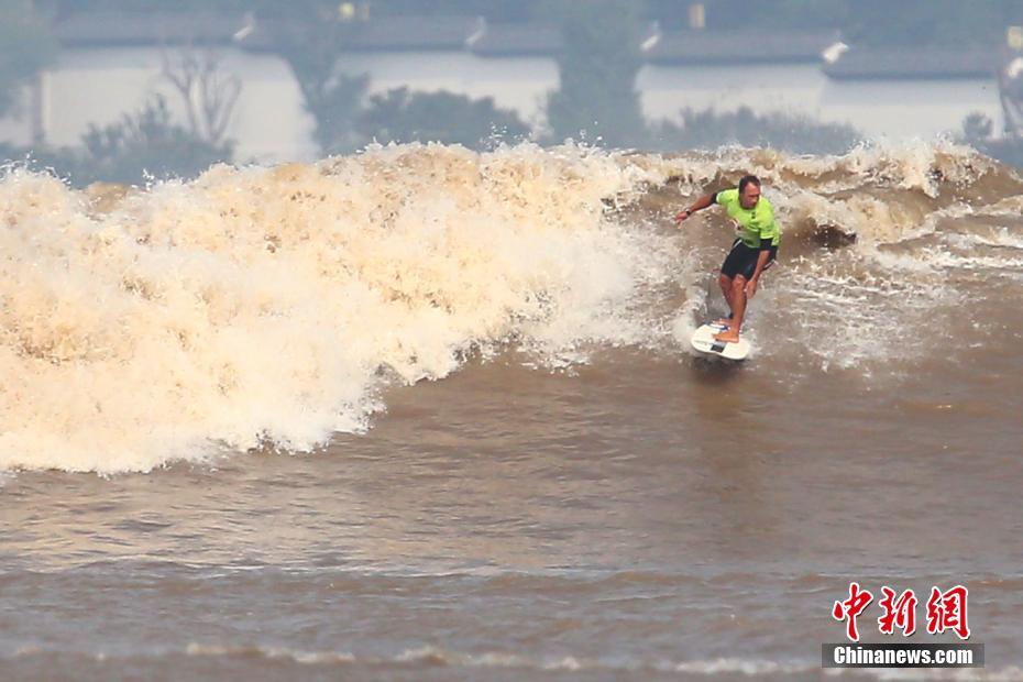 Спортсмены из Испании заняли первое место по серфингу в реке Цяньтан