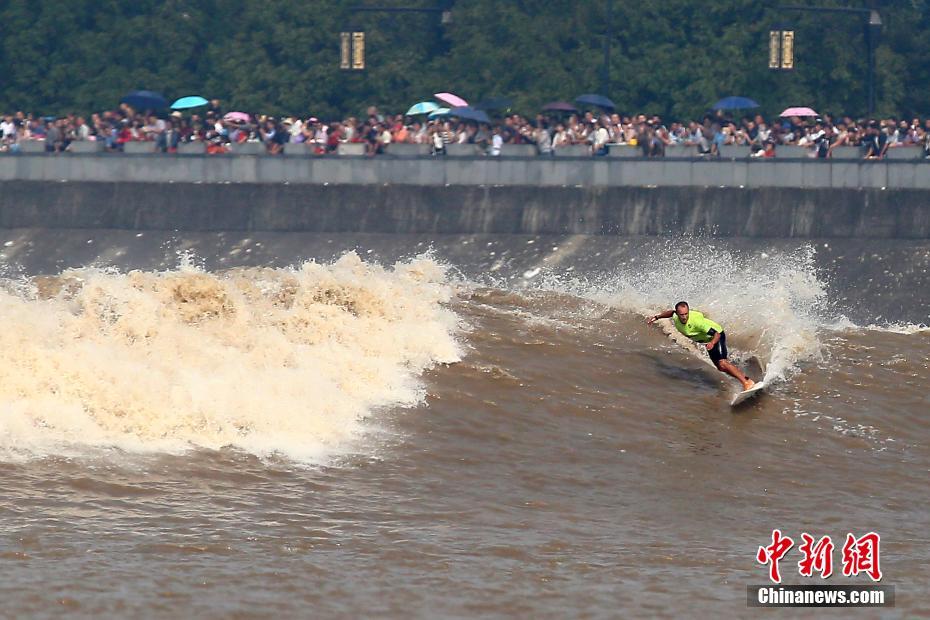 Спортсмены из Испании заняли первое место по серфингу в реке Цяньтан
