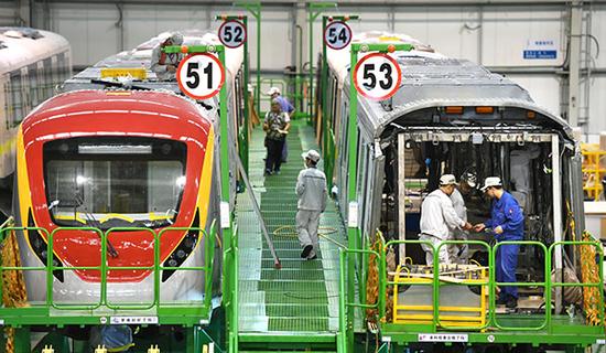 Пакистан встречает первый поезд метро, сделанный в Китае