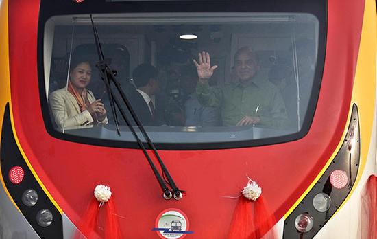 Пакистан встречает первый поезд метро, сделанный в Китае