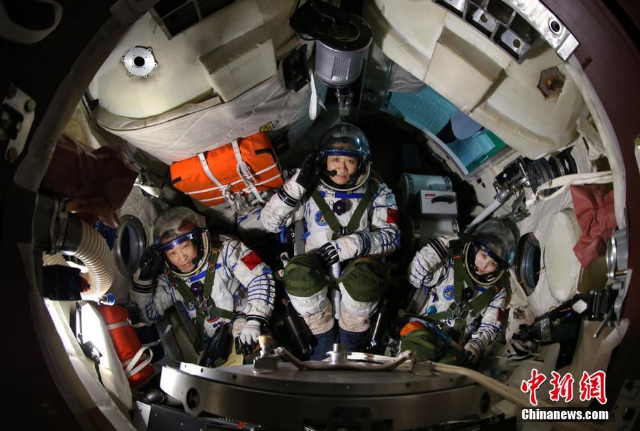 11 июня 2013 года успешно был запущен пилотируемый космический корабль «Шэньчжоу-10». Экипаж корабля состоял из космонавтов Не Хайшэна, Чжан Сяогуана и женщины-космонавта Ван Япин.