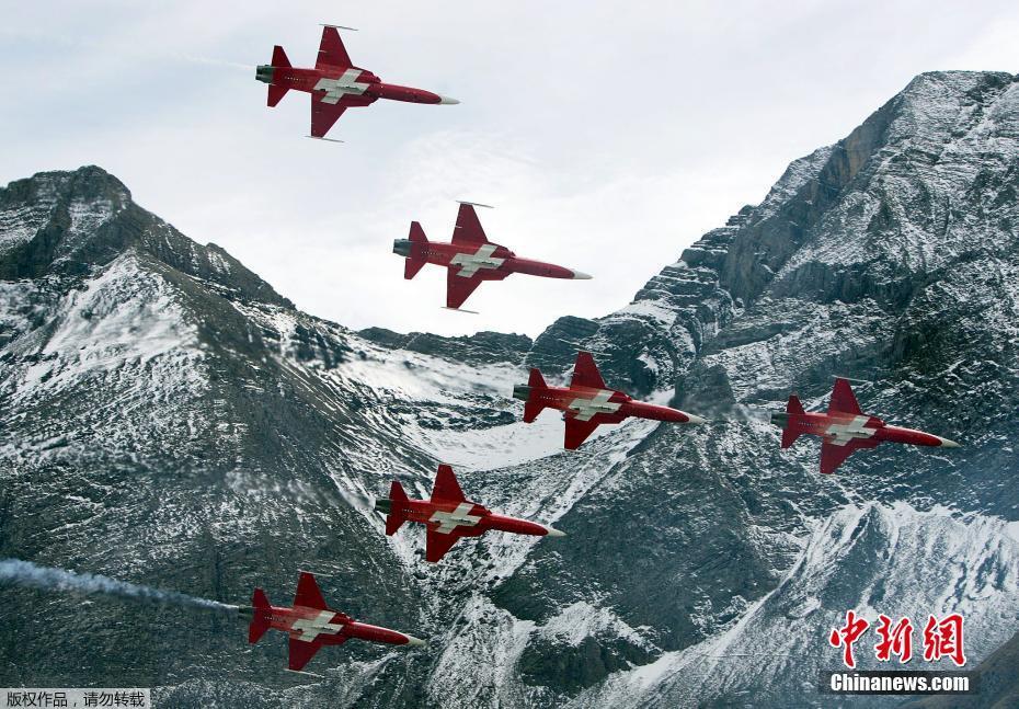 ВВС Швейцарии провели учения в Альпах