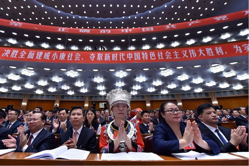 В съезде принимает участие многочисленные женщины-делегаты – представители национальных меньшинств Китая. Фото: корреспондент сайта «Жэньминьван» Вэн Цзиюй