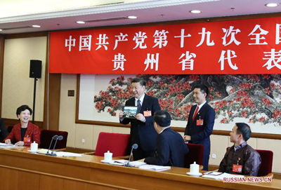 Непринужденная беседа Си Цзиньпина с делегатами 19-го съезда КПК во время панельной дискуссии