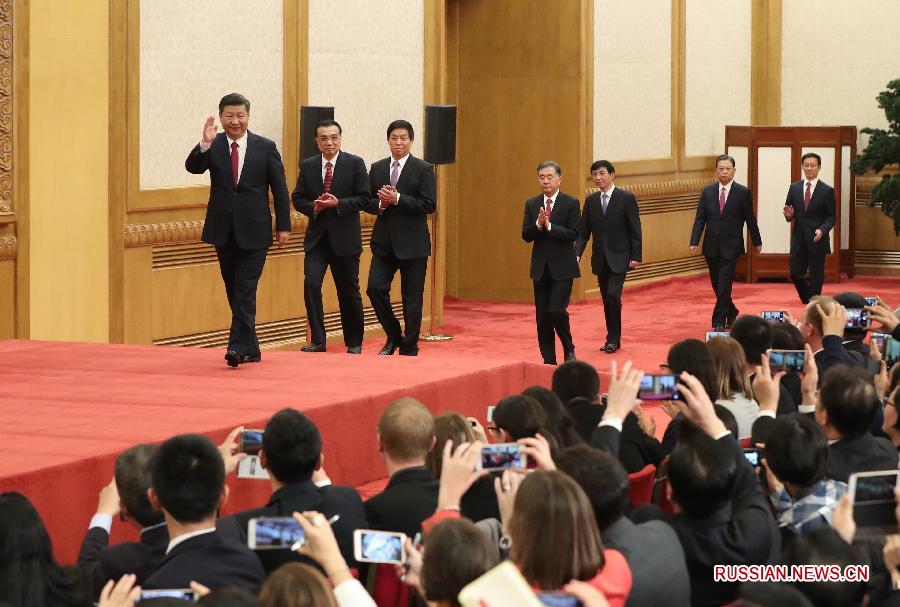 Си Цзиньпин во главе ПК Политбюро ЦК КПК нового созыва встретился с китайскими и зарубежными журналистами