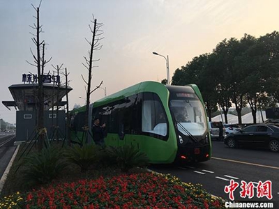 В Китае запустили первый в мире безрельсовый поезд
