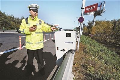 Робот-регулировщик появился на скоростном шоссе в Пекине