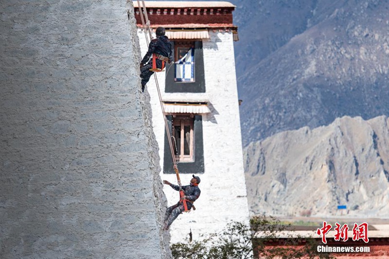 Тибетский дворец Потала "отбелят" к зиме 