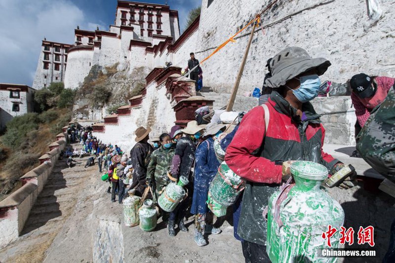 Тибетский дворец Потала "отбелят" к зиме 
