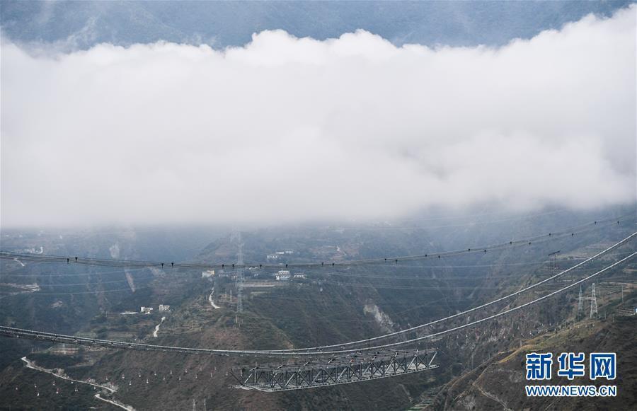 На фото: Мост Синкантэ находится над рекой Дадухэ уезда Лудин на скоростном шоссе Якан Гардзе-Тибетского автономного округа провинции Сычуань.